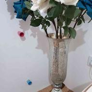 چند شاخه گل رز آبی نو با گلدان شیشه ای