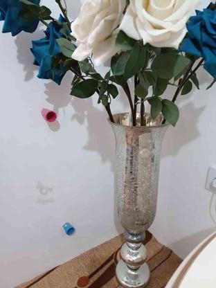 چند شاخه گل رز آبی نو با گلدان شیشه ای در گروه خرید و فروش لوازم خانگی در مرکزی در شیپور-عکس1