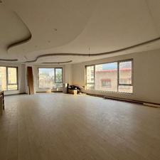 تک واحدی غرق در نور خیابان حزین133متر