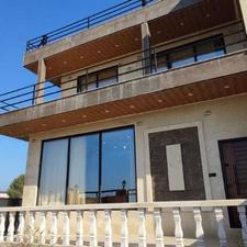 ویلا نوساز با بهترین متریال چسبیده به شهرک