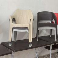 مبل کلاسیک دسته دار صندلی پلاستیکی میز پلاستیکی نیم ست حصیری