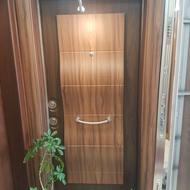 درب ضدسرقت روکش گردو با کیفیت طرح مدرن در هادی شهر