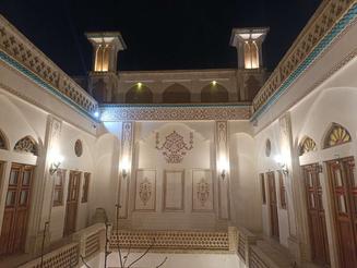 اقامتگاه سنتی نزدیک اماکن تاریخی