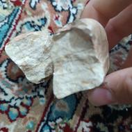 سنگ بسیار زیبا که دو نصف شده و داخلش میدرخشه به همراه 2سنگ