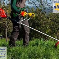 کار با دستگاه علف تراش ، برگ ریز چای ، و خریدار چوب