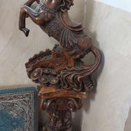 مجسمه اسب و پایه‌اش و مجسمه زوج جوان