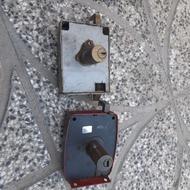 دو عدد قفل در حیاط