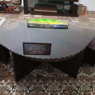 میز جلو مبلی به رنگ قهوه ای سوخته