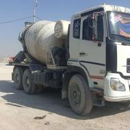 یک دستگاه تراک میکسر آماده به کار