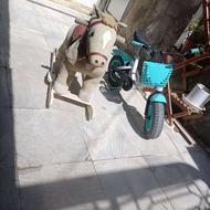 یک اسب و یک دوچرخه کودکانه