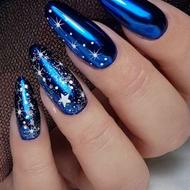ناخن کار و مژه کار با مشتری