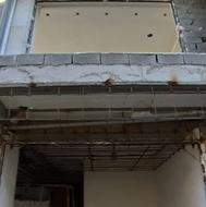 نگهبان و کارگر ساده برای ساختمان در حال ساخت در اندیشه