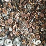 دگمه های فلزی تعدادزیادوزن حدود2کیلو800ت