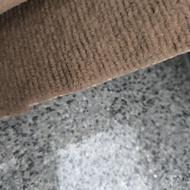 موکت قهوه‌ای رنگ