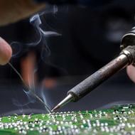 مونتاژ کار قطعات الکترونیک