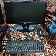کامپیوتر به همراه وسایل