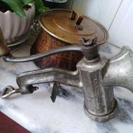 چرخ گوشت قدیمی و عتیقه ساخت کشور چک