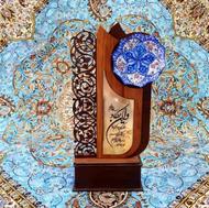 تندیس وان یکاد با بشقاب میناکاری