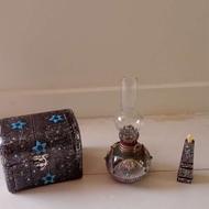 چراغ گردسوز نفتی قدیمی و صندوقچه و سورمه دان منقل فیروزه کوب