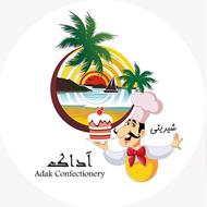 فروشنده خانم در شیرینی فروشی