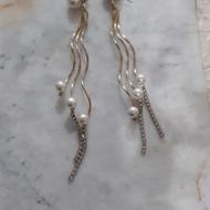 یک عدد گوشوار اویز