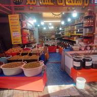 فروشنده در مغازه ترشی