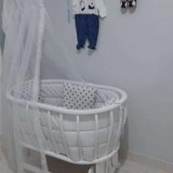 گهواره کنار تخت مادر