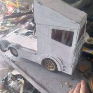 یک همکار خانم کار در ماکت سازی