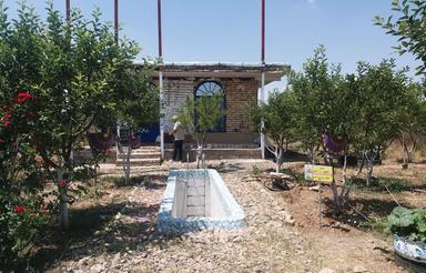 یک قطعه باغ دارای بنا و استخر و سه تانکر آب