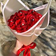 گل رز و پروانه ای