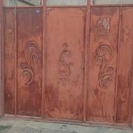 درب حیاط ماشین رو و پنجره بزرگ و کوچک و درب هالچه فلزی