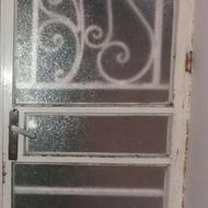 در آهنی همراه با وسایل جانبی