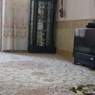 یه ویترین تمیز به فروش میرسدبه. علت جابه. جایی