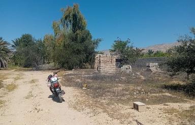 یک قطعه زمین مخصوص باغ شهری یا انبار و کارگاه