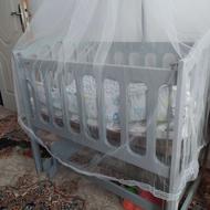 گهواره کنار تخت مادر