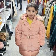 همکار خانم در فروشگاه پوشاک