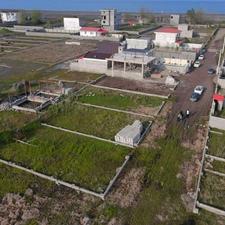 زمین ساحلی در بافت کاملا مسکونی/دسترسی عالی به دریا