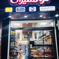 نیرو جوان برای چیدمان در سوپر مارکت