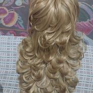 پوستیژ یا کلاه گیس بلوند