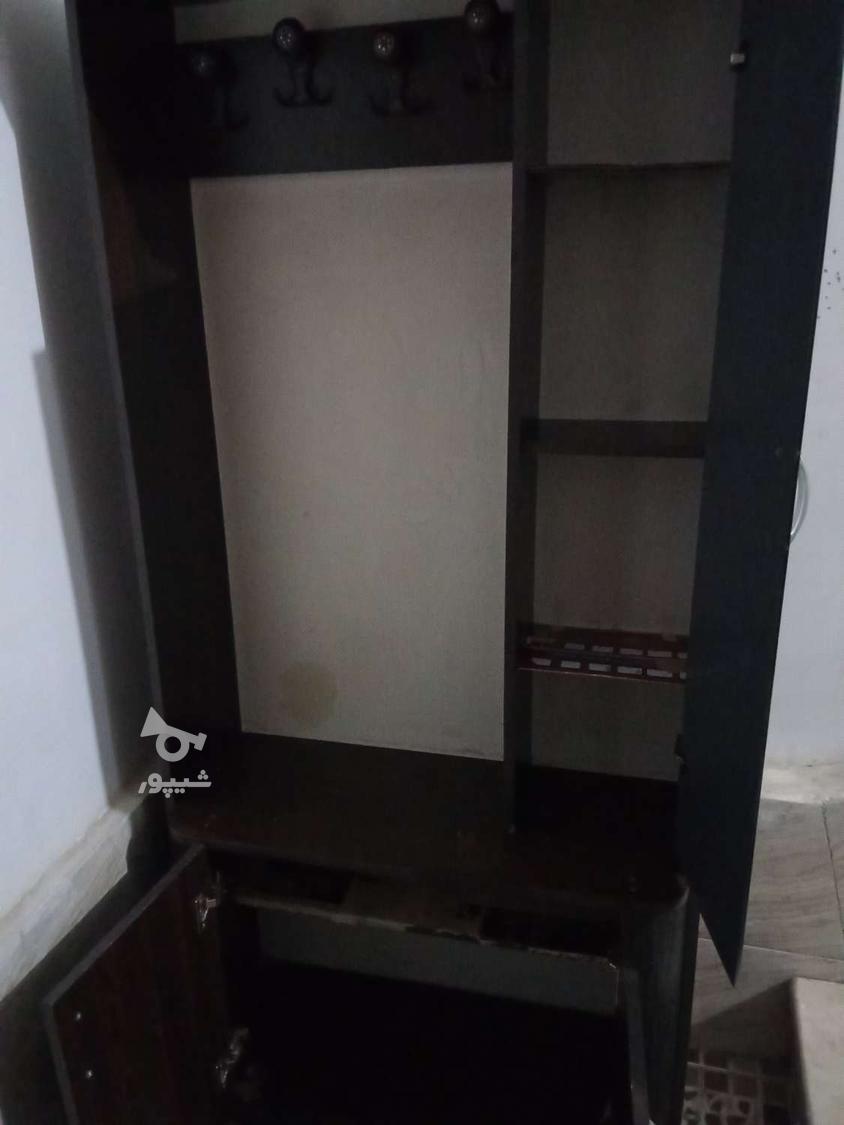کمد رایگان،بالاش چوب لباسی،سمت چپ قفسه با. آیینه،پایین هم جا
