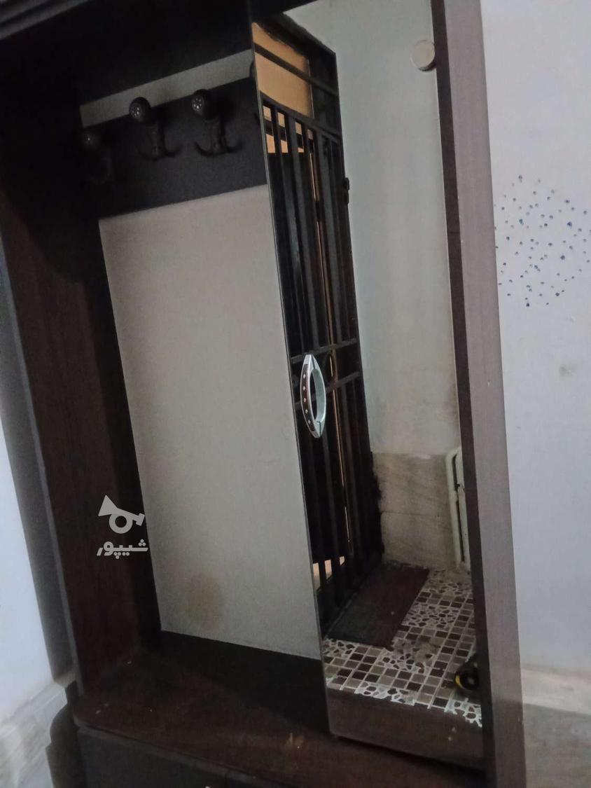 کمد رایگان،بالاش چوب لباسی،سمت چپ قفسه با. آیینه،پایین هم جا