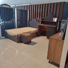 نوجوان،تخت،میز تحریر،کمد،کتابخانه