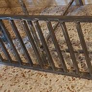 یک عدد نردبان و یک عدد چهارپایه بلند