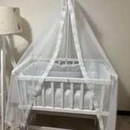 گهواره کنار مادر