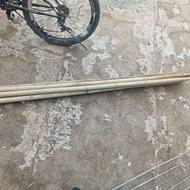 تعدادی بیل و دسته بیل و کلنگ
