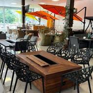 صندلی شاخ و برگی همراه با آتشدان