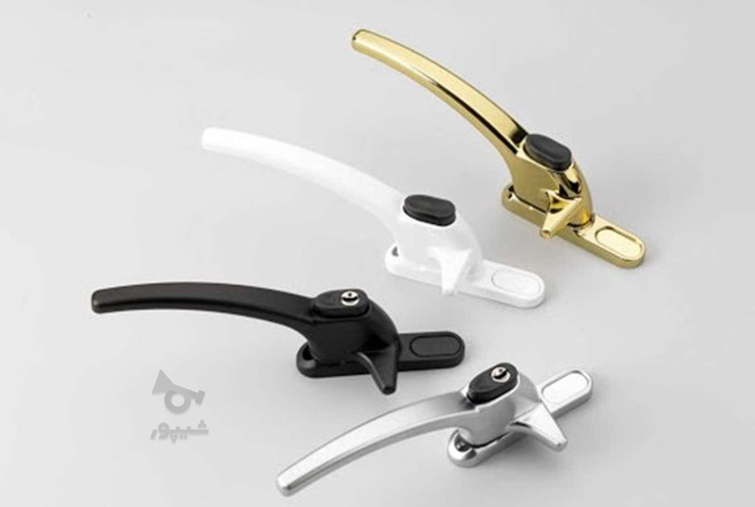 تعویض یراق آلات پنجره آلومینیومی تعمیرکار پنجره