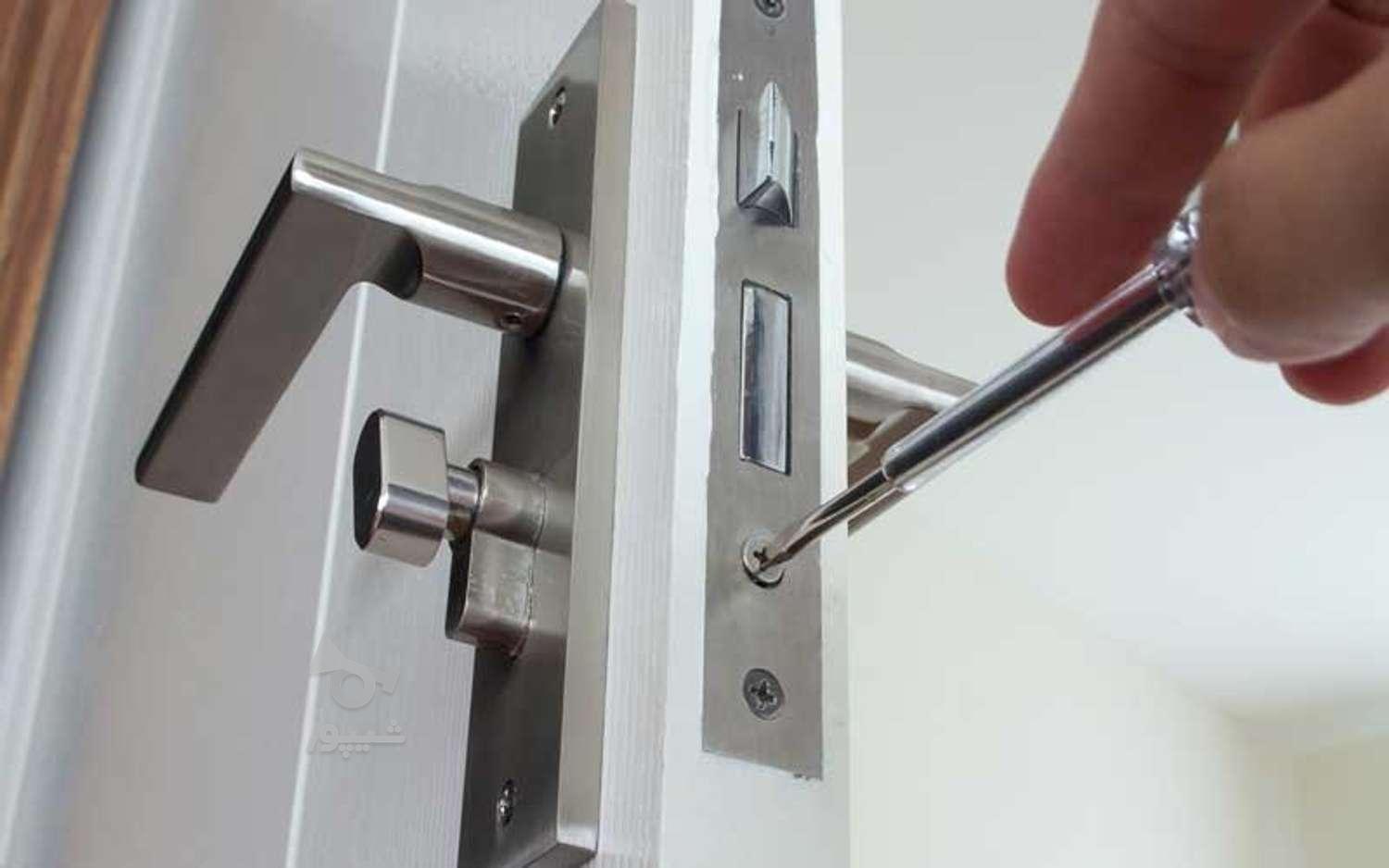 تعویض یراق آلات پنجره آلومینیومی تعمیرکار پنجره