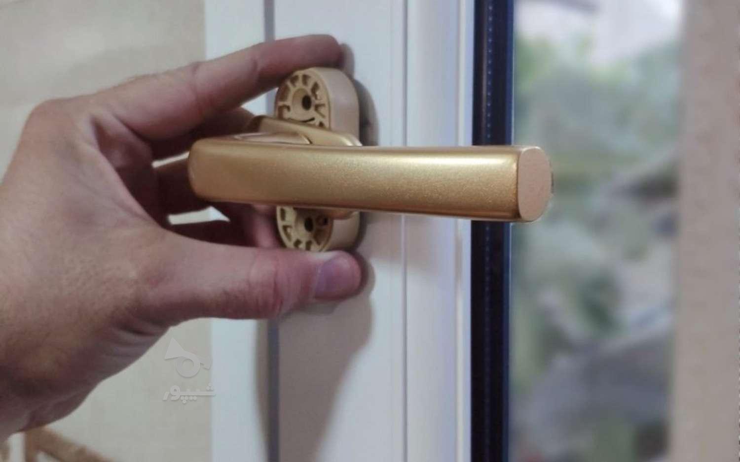 تعویض یراق آلات پنجره آلومینیومی تعمیرکار پنجره