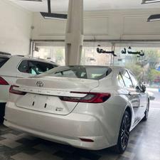 تویوتا کمری هیبرید 2025 سفید